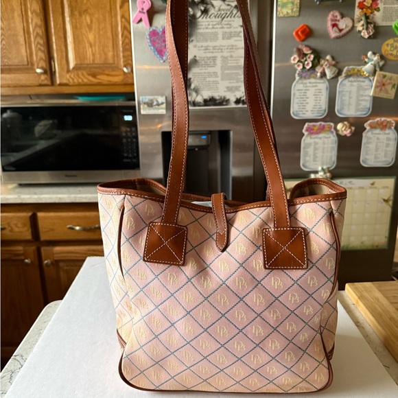 Dooney Bourke Pink Monogram Canvas Leather Tote Shoulderbag - Picture 2 of 6